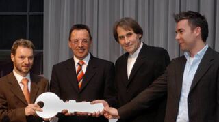 Bei der Schlüsselübergabe zur Eröffnung des Kulturzentrums 2005 ist Roland Merkel (v. l.) ebenfalls dabei. Neben ihm stehen Oberbürgermeister Bernd Kappensteiln sowie die Architekten Hans-Jürgen Vieth und Kai Bröer.