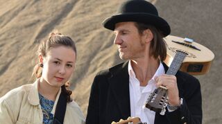 Mentor und Schülerin: Leadsänger und Gitarrist Sören Walter (r.) fördert Tara Gentner musikalisch, wo und wie es nur geht. Am Sonntag ist „Bad liver and a broken heart“ in Oftersheim zu Gast, zum Abschluss der Reihe „Musik im Park“.