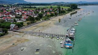 Mehrere Boote liegen im Hafen von Iznang. Der Großteil der Boote am Steg wurde wegen des Niedrigwassers schon herausgenommen.