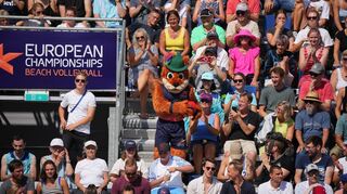 Volles Haus bei den European Championships: Auch bei den Beachvolleyball-Wettkämpfen auf dem Münchner Königsplatz blieb kaum ein Platz frei.