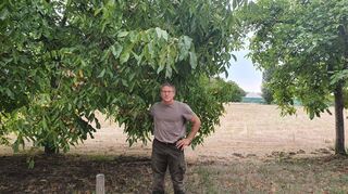 Jürgen Schell vor einem seiner Felder. Der Landwirt blickt mit gemischten Gefühlen in die Zukunft, in der sich der Klimawandel immer stärker bemerkbar macht – mit gravierenden Folgen für die Landwirtschaft.