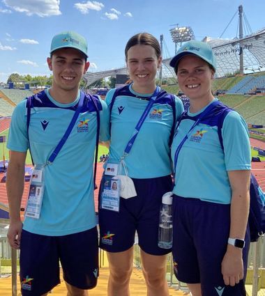 Die Volunteers Christian Klee (v. l.), Nathalie und Maren Ryll bei ihrem Einsatz im Olympiastadion.