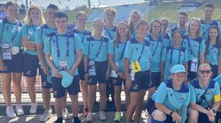 Gut gelaunt in Blau: Das gesamte Volunteer-Team vom Besucherservice bei der Leichtathletik hat bei den European Championships in München offenbar viel Spaß.