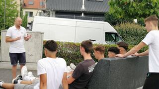 Austausch mit Jugendlichen: Pascal Seidel (l. hinten) hat einen Infostand am Lessingplatz: Im Zuge dessen geht es hier um das Thema Jugendbeteiligung in der Gemeinde und den Wünschen nach Aufenthaltsmöglichkeiten für diese Generation.