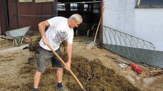 Heinrich Schuhmacher packt an – Landwirtschaft ist eben oft anstrengende Handarbeit.