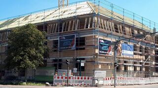 25 neue Wohnungen: Der Rohbau in der Unteren Hauptstraße 30-32 im Kreuzungsbereich mit der Schwetzinger Straße (l.) wird noch vom Bäumchen des Richtfests am 19. August gekrönt.