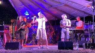 Torsten Baier (li.) und Walter Batzler (re.) die beiden Sänger der Zap-Gang sorgen für jede Menge Stimmung auf dem Festgelänge bis tief in die Nacht hinein. Erst gegen 2 Uhr verhallten die letzten Töne der gefeierten Band.