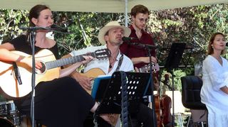 Tara Gentner (v. l.), Sören Walter, Ionel Ungureanu und Viktoriia Knittel spielen als Band „Bad Liver and a Broken Heart“ bei „Musik im Park“.
