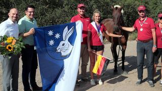 Bürgermeister Timo Wangler (v. l.), Bürgermeister Stefan Weisbrod, Ciaras Freund Marco Freund, Ciara Schubert mit Pferd „Energy“, Georg und Christiane Schubert sowie Wolfgang Eichhorn beim Empfang für die erfolgreiche Sportlerin.