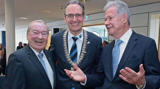 So wird man Günther Reffert (l.) gern in Erinnerung behalten: Gut gelaunt beim Neujahrsempfang 2022 mit seinem Amtsnachfolger als Bürgermeister Dr. Ralf Göck und seinem Vorgänger Gerhard Stratthaus.