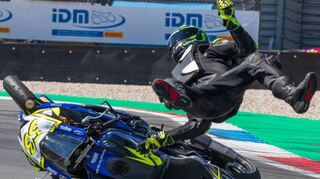 Nicolai Kraft hebt spektakulär ab: Der Sturz im zweiten Qualifying zu seinem ersten IDM-Rennen stoppt den 24-Jährigen jedoch keineswegs.