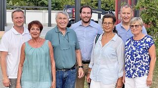 Thomas Birkenmaier (v. l.), Marianne Kippenhan, Werner Krauß, Andreas Sturm, Gisela Birk, Michael Bamberg und Ursula Geberth beim Gespräch vorm Haus der Feuerwehr.