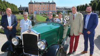 Oberbürgermeister Dr. Rene Pöltl, Schlossverwalterin Sandra Moritz, Claudia und Kurt Brühler aus Schwetzingen mit ihrem Opel Typ 7/34 aus dem Jahr 1927 sowie die beiden Veranstalter Johannes Hübner und Wolfgang Gauf freuen sich schon auf das erste Septemberwochenende in Schwetzingen.