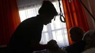 Immer weniger Kräfte für immer mehr pflegebedürftige Menschen: Das ist die Situation, auf die Einrichtungen und ambulante Dienste sich einstellen müssen.