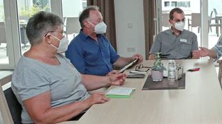 Hockenheimer „Pflegegipfel“: In der Gesprächsrunde zum Stand der Pflege in der Stadt und der Umgebung tauschen sich Esther Kraus (Kirchliche Sozialstation, v. l.), Redakteur Matthias Mühleisen, Markus Hübl (St. Elisabeth), Manuela Offenloch und Marina Offenloch (Pflegezentrum Offenloch) und Micha Böbel (Sozialstation) aus.