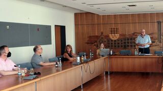 Der Gemeindewahlausschuss, Prof. Dr. Dr. Jens Wagenblast (v. l.), Dr. Martin Wilmes, Annette Dietl-Faude, Alena Müller (Verwaltung), Alt-Bürgermeister Helmut Baust, Jens Volpp (Wahlleiter), Karlheinz Urschel, Jens Rüttinger und Peter Pristl hat getagt und alle drei Bewerber für den Wahlgang am Sonntag, 18. September, zugelassen.