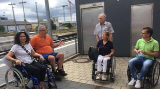 Wie barrierefrei ist eigentlich der Schwetzinger Bahnhof. Das wurde jetzt beim CDU-Spaziergang überprüft. Wer wollte, konnte im Rolli den Selbsttest machen.