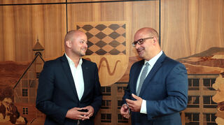Die beiden Kandidaten Pascal Seidel (v. l.) und Jens Geiß im Gespräch.