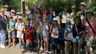 Der VdK lädt erstmals Kinder im Verlauf des Ferienspielprogramms zu einer Aktion ein. Am Elefantengehege des Karlsruher Zoos stellen sich die jungen Oftersheimer mit ihren Betreuern zum Gruppenbild auf.