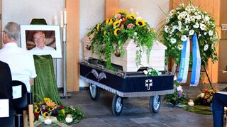 Mit Sonnenblumen war der Sarg des Altbürgermeisters Günther Reffert geschmückt – bei der Trauerfeier würdigten ihn alle als ehrenwerten Mann.