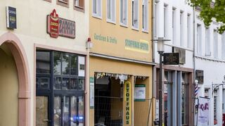 Klaffende Fassade mitten in der Innenstadt: Die Verpuffung hat drei Menschen verletzt und ein in der Wormser Straße vorbeifahren-des Auto beschädigt, teilte die Feuerwehr am Donnerstagabend mit.