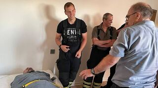 Brandschutzsachverständiger Gotthard Tretter (r.) der Johannes-Diakonie bespricht zusammen mit den Brühler Einsatzkräften die Handhabung der Rettungsdecken.