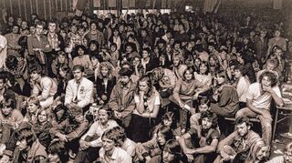 Volles Haus: Vor der Bühne der Waldfesthalle drängen sich die jungen Besucher, um die Bands zu verfolgen, teilweise aber auch politische Diskussionen in der Zeit des Kalten Kriegs nach dem Nato-Doppelbeschluss und der Aufrüstung.