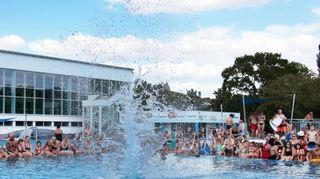 Wenn im Freibad der Arschbombencontest von der mobilen Jugendarbeit des Postillion stattfindet, spritzt das Wasser.
