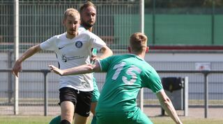 Oliver Eck (l.), Youngster der TSG Eintracht Plankstadt, will nach dem 4:2-Sieg seiner Mannschaft in Wallstadt nun gegen die Re-serve des FV Brühl nachlegen.