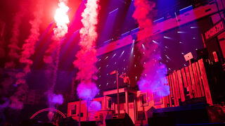 Apache 207 glänzte als Fast-Ein-Mann-Show nicht nur raptechnisch und gesanglich. Der Tourstart am Freitagbend in der Mannheimer SAP Arena geriet auch bildgewaltig.