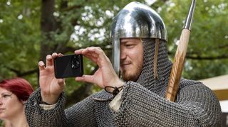 Auch Ritter gehen mit der Zeit – und halten die Aufführungen beim Spectaculum mitunter mit dem Handy fest.