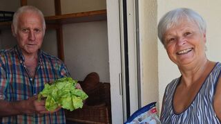 Alles-Retter Gustav Filsinger (l.) und Brigitte Schardt kennen sich schon eine Weile. Brigitte holt dabei die kostenlosen Lebensmittel nicht für sich, sondern verteilt diese in Schwetzingen an Bedürftige weiter.