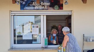 Auch „Sonnenschein“ Erika Kienle verteilt im Kiosk des Vereins neben dem Gemeindezentrum kostenlose Nahrungsmittel an Bedürftige. An einem Regal neben dem Fenster können Kunden inzwischen wieder Kleidung, Geschirr und Dekorationsartikel finden.
