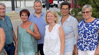 Gemeinsam die Arbeit des Vereins würdigen: Claudia Piorr (l.) und Ingeborg Bamberg (3. v. r.) von WfN mit dem Vorsitzenden der Bürgerhilfe Werner Krauß (v. l.) sowie Marianne Kippenhan, Michael Bamberg, Gisela Birk und Ursula Geberth.