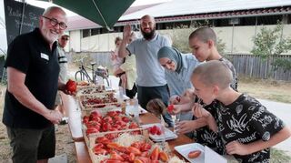 Johannes Härdle (links) präsentiert die Tomaten am Stand des Johanneshofs.