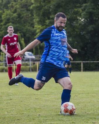 Biblis’ Spielertrainer Torsten Schnitzer traf beim Auswärtssieg doppelt.