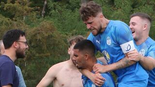 Der Ketscher Siegtorschütze Jozef Bayrakcioglu (Mitte) wird nach dem 1:0 Über Enosis Mannheim von seinen Mitspielern beglückwünscht.