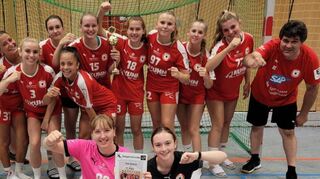 Co-Trainerin Sabine Schranz (hinten v. l.) freut sich mit Viktoria Mustapie, Alessa Schröder, Florine Jordan, Cathrisha Dielmann, Mira Grimm, Sarah Hielbieg, Marie Bühler, Nele Stöhr, Lena Bauer und Trainer Uwe ebenso wie Medina Martinovic (vorne v. l.) und Alina Selzer über den Turniersieg der TSG Ketsch beim B-Jugendturnier in Oberberg.