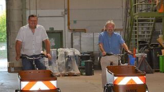 Bürgermeister Nils Drescher (links) und Umweltbeauftragter Bernhard Müller testen die neuen Lastenfahrräder der Gemeinde, die breitgefächert einge-setzt werden sollen.