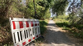 Unterhalb des Rohrhofer Friedhofs sorgen die bereitgestellten Absperrungen für Spekulation. Tatsäch-lich würden sie den Weg sperren, wenn er wegen der Trockenheit breitere Risse bekommen sollte.