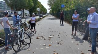 Bürgermeister Matthias Steffan (2. v. l.) und Amtsleiter Pascal Seidel (r.) erklären, warum an dieser Stelle der Bruchhäuserstraße demnächst eine Blitzersäule installiert wird.