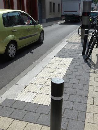 An der Blitzersäule in der Karlsruher Straße wurden Poller installiert, weil dort immer wieder Autos direkt davor parkten.