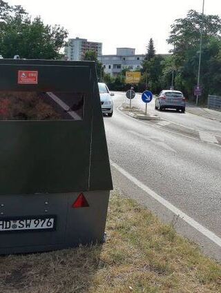 Der Enforcement-Trailer – so heißt der Blitzeranhänger – steht nun wieder in der Brühler Landstraße.