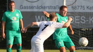 Peter Kumpf (r.), Vorsitzender der Spvgg 06 Ketsch – hier im Kampf gegen seinen über 30 Jahre jüngeren Kontrahenten Akay Meisel – kann die 1:9-Niederlage gegen den SV 98 Schwetzingen II nicht verhindern.