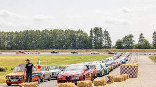 mid Bad Sobernheim - 60 Jahre Alfa Romeo Giulia - zum Jubiläum wurden ein paar Ehrenrunden mit Giulias aller Altersklassen gedreht.