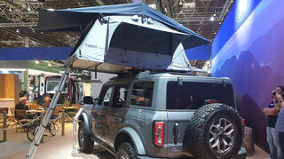 mid Düsseldorf - Ford Bronco mit Thule-Zelt.