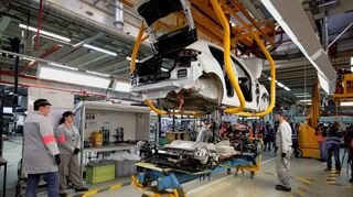 mid Groß-Gerau - Die Anzahl qualifizierter Technikerinnen und Techniker für die Arbeit an elektrifizierten Fahrzeugen wird deutlich erhöht.