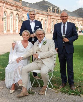 Die langjährigen Stadträte Beate Dickhoff und Dr. Jürgen Grimm haben geheiratet. OB Dr. René Pöltl (r.) traute das Paar, Bürgermeister Matthias Steffan gratuliert.
