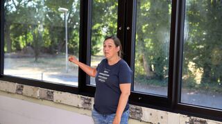 Monika Drum vom Fachbereich Bauen und Wohnen der Stadtverwaltung und zuständig fürs Gymnasium will den Austausch der Fenster samt der energetischen Sanierung des Gebäudes bis 2025 abgeschlossen haben.