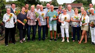 Monika Kappes, die Vorsitzende des Obst- und Gartenbauvereins, und Bürgermeister Stefan Weisbrod (v. l.) zusammen mit der Jury und den Gewinnern des Blumenschmuckwettbewerbs.